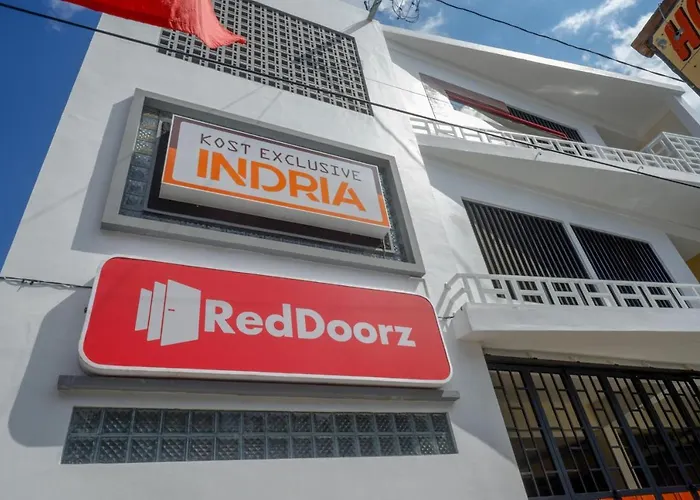 RedDoorz near Pasar Gede Solo Hotel