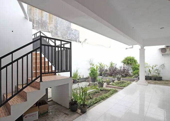 Reddoorz Near Terminal Tirtonadi Hotel Surakarta 